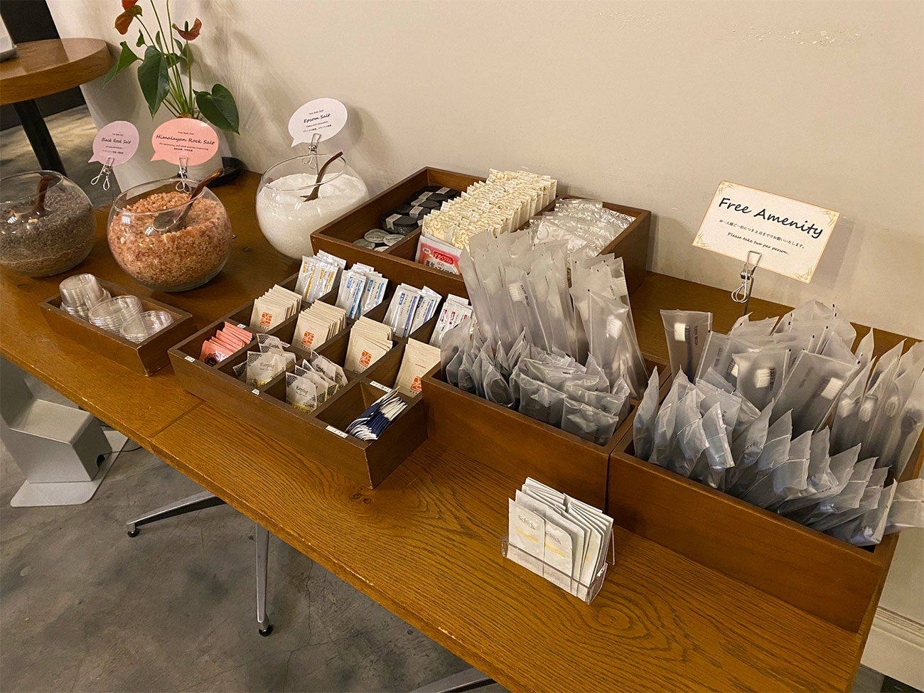 酒店用品自助餐/浴鹽和眼罩等可隨意取用!